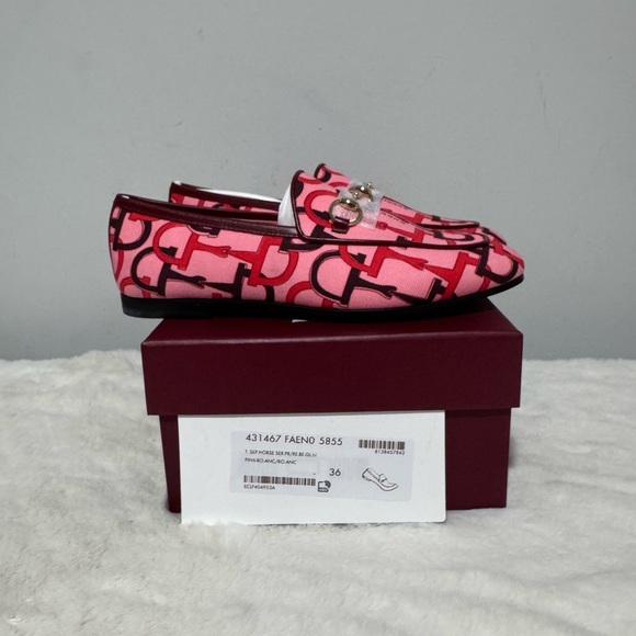 Gucci Pink Patterned Loafers with Gold Accent - Picture 7 of 7